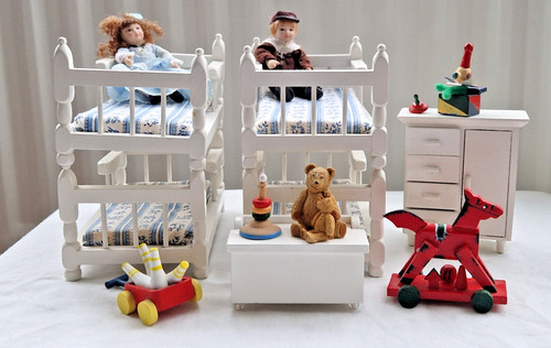 Wooden vintage dolls house - ,